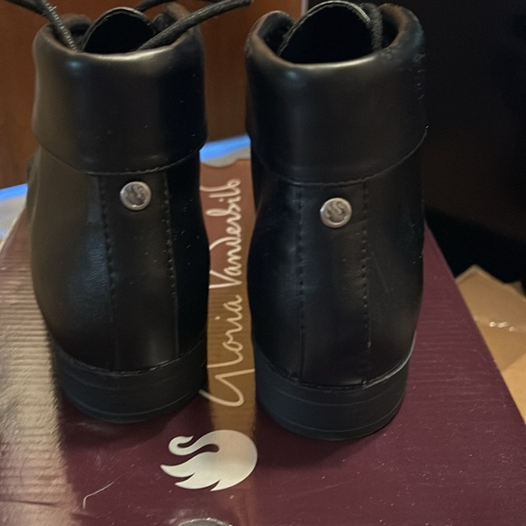 NIB black bootie - Picture 2 of 5